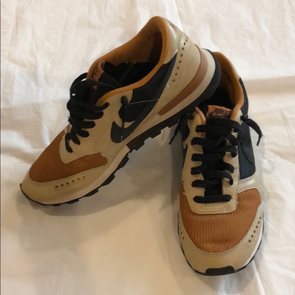 Nike Shoes - Nike Air Women’s Athletic Shoe Size 7.5